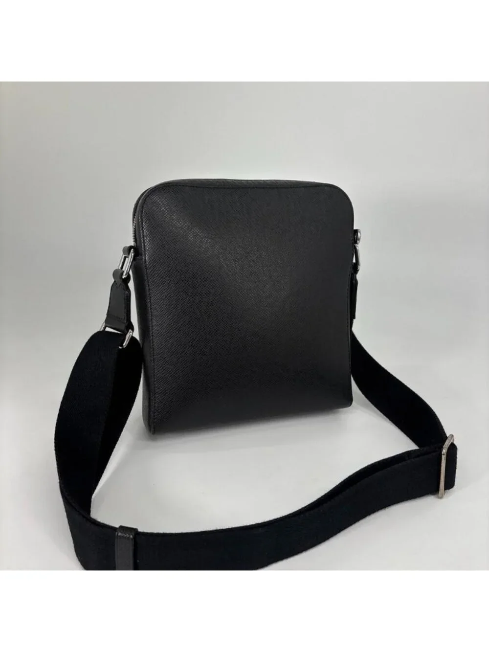 Louis Vuitton Taiga Anton Shoulder Bag